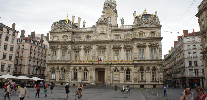 Citoyen-nes, sachez-le : la Ville de Lyon féminise sa com’