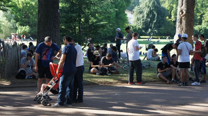Les joueurs du jeu Pokémon Go se retrouve par dizaine au parc de la Tête d'Or à Lyon. © Romain Chevalier/Rue89Lyon