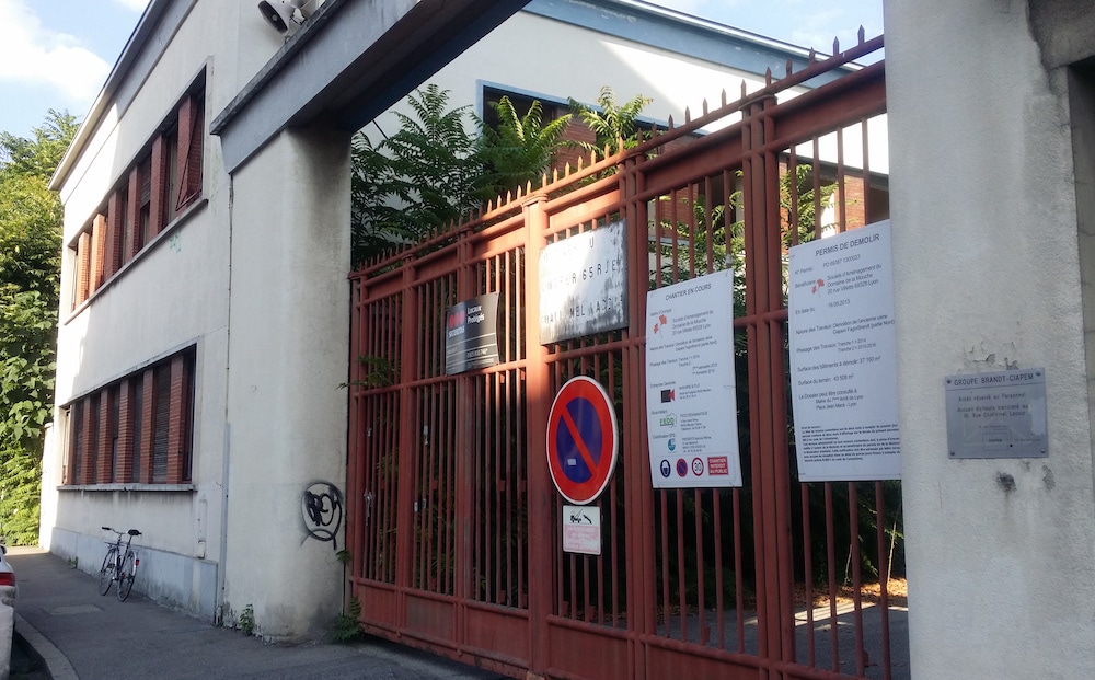 L'entrée de l'ancienne usine Fagor-Brandt, rue de Gerland, le futur lieu de Nuits Sonores. ©LB/Rue89Lyon