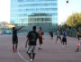 Sur le terrain de Bellecombe, ils sont nombreux à pratiquer le street-ball.
