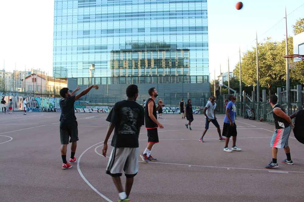 Sur le terrain de Bellecombe, ils sont nombreux à pratiquer le street-ball.