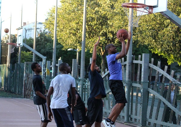 Le playground de Bellecombe s'est imposé comme l'un des meilleurs spots pour pratiquer le street-ball à Lyon. © Amélie James