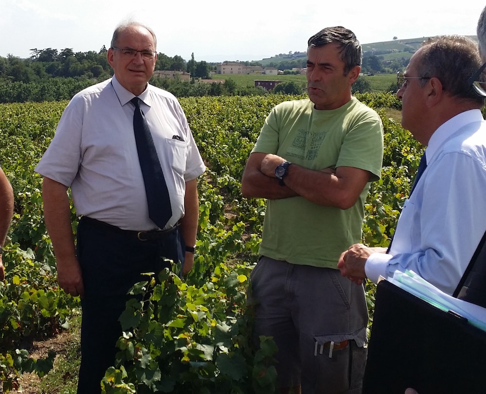 Le 31 août, Jean-Paul Baritel, vigneron à Villié-Morgon, entouré de Bernard Perrut (député-maire LR de Villefranche-sur-Sâone) et du préfet du Rhône, Michel Delpuech. ©LB/Rue89Lyon