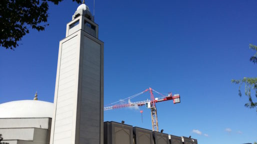 La Grande Mosquée de Lyon et, en arrière-plan, la grue du chantier de l'IFCM. ©LB/Rue89Lyon