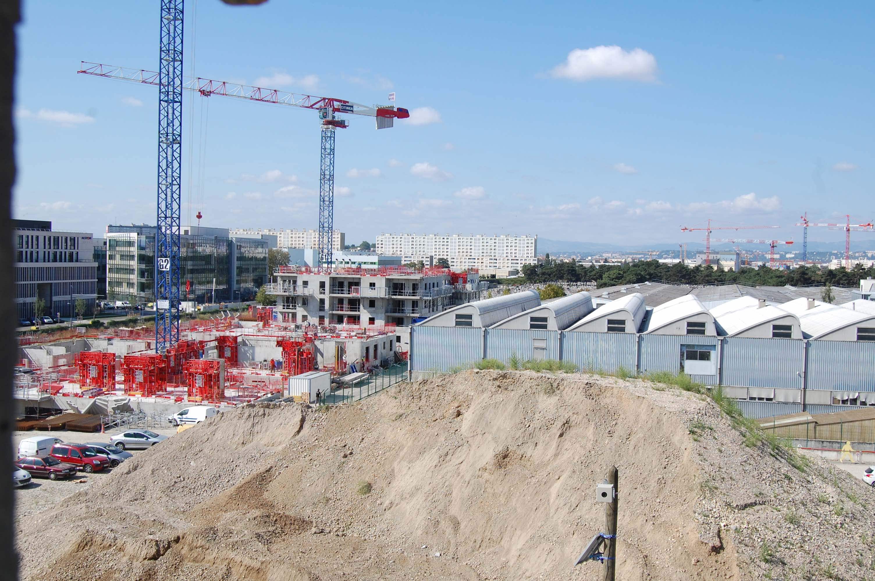 Le quartier de Carré de Soie en construction an août 2016, en arrière plan les grues du chantier du Biopôle à Villeurbanne. © BE/Rue89Lyon