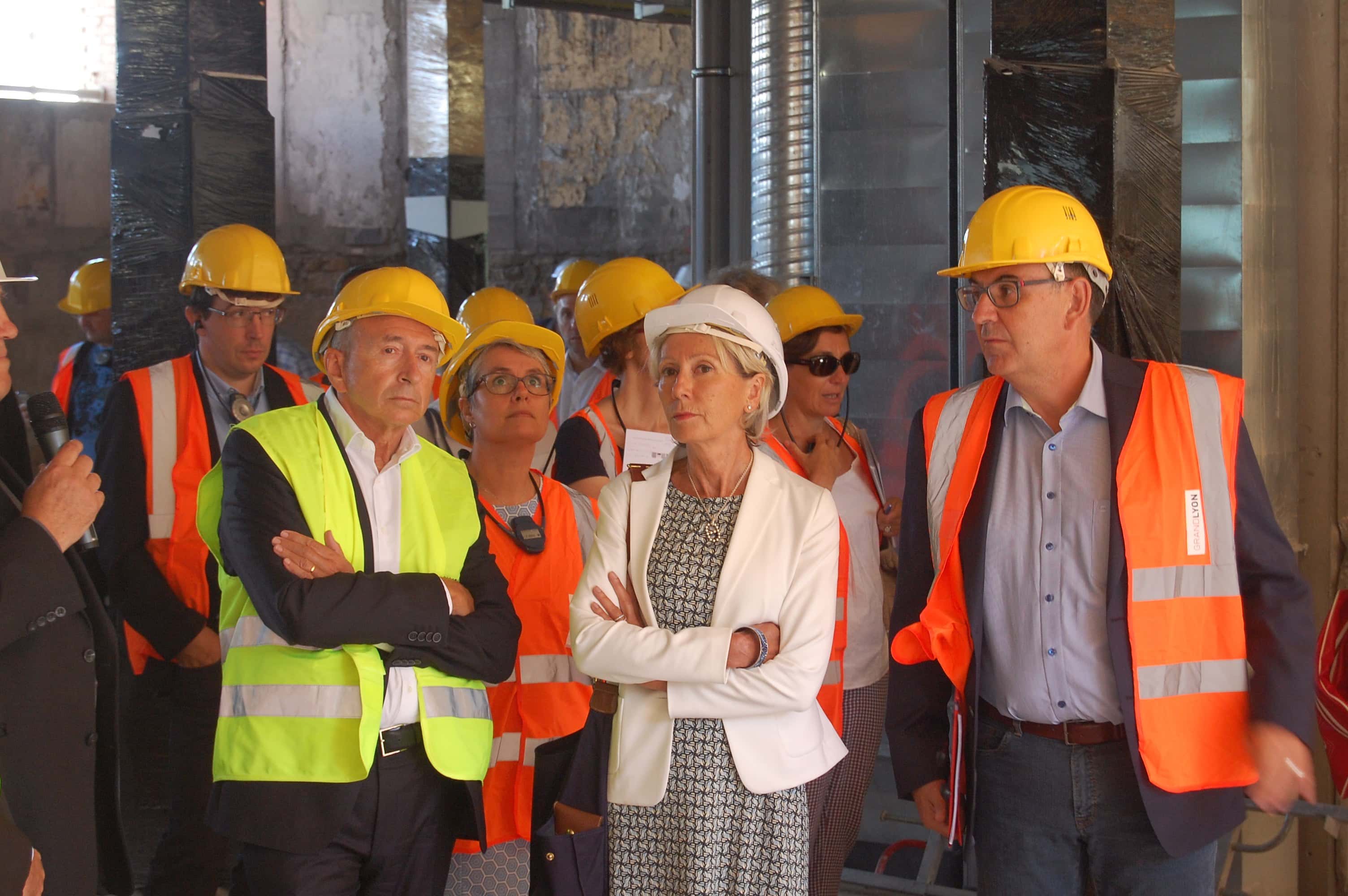 Gérard Collomb, Myriam Picot, David Kimelfeld, Anne Brugnera lors de la visite du chantier de rénovation de La Grande Halle à Gerland le 30 août 2016. © BE/Rue89Lyon