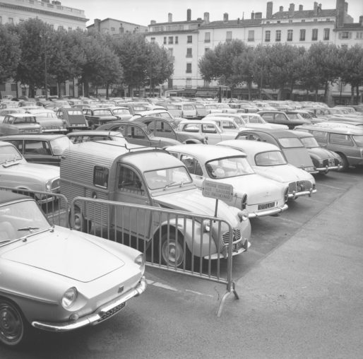 Parkings de voitures, Vue de la place Bellecour. Photo CC, Georges Vermard, [19..], collections BML