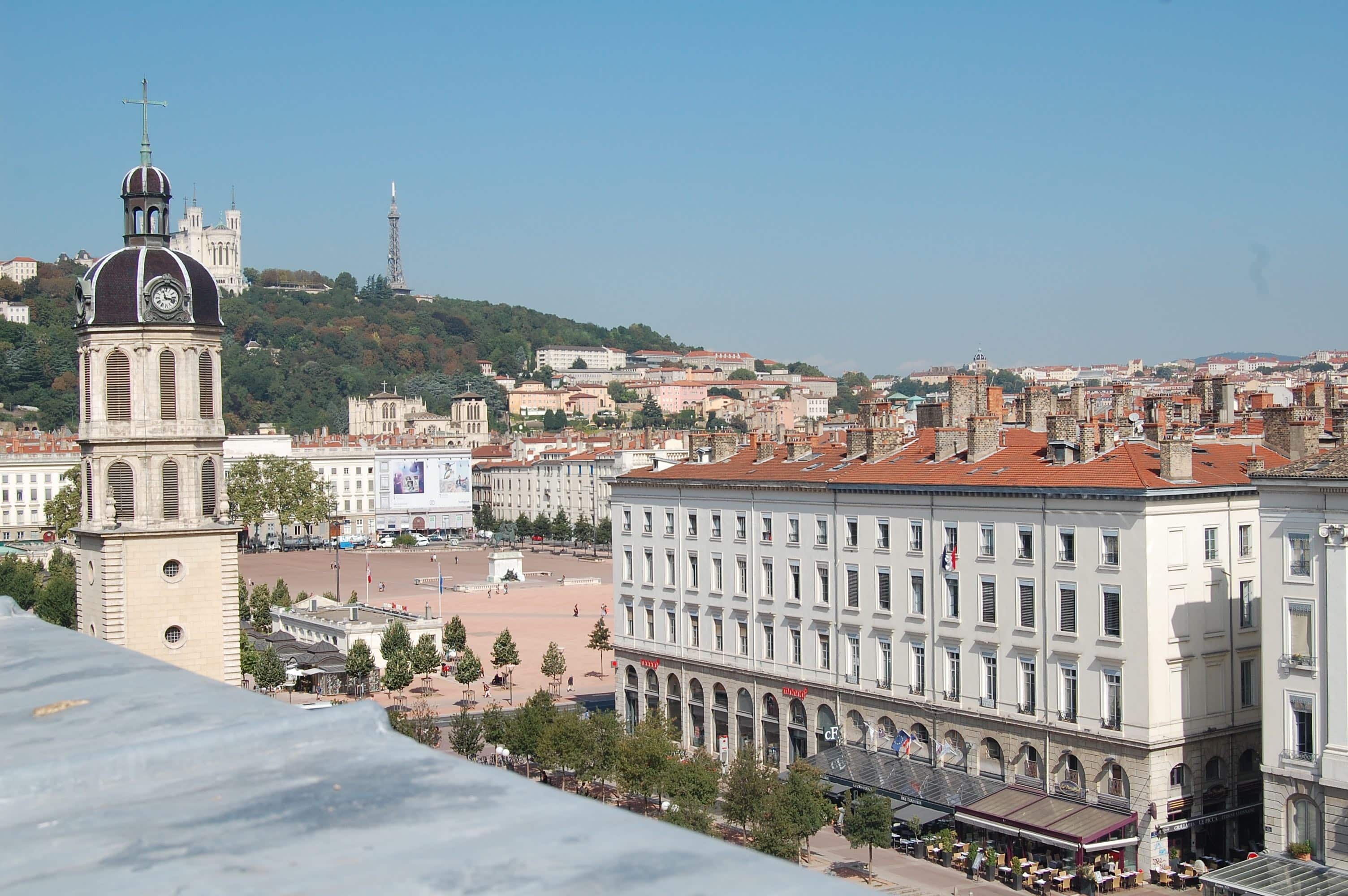 La colline de Fourvière et la place Bellecour vues depuis le toit de La Poste place Antonin Poncet. © BE/Rue89Lyon