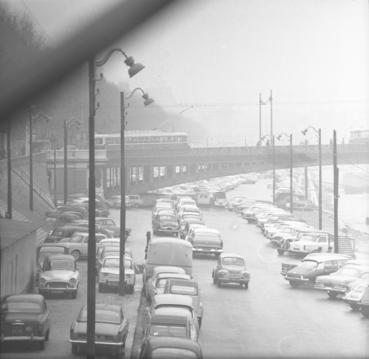 Parkings de voitures Vue du quai Claude Bernard. Photo CC, Georges Vermard, [19..], collections BML