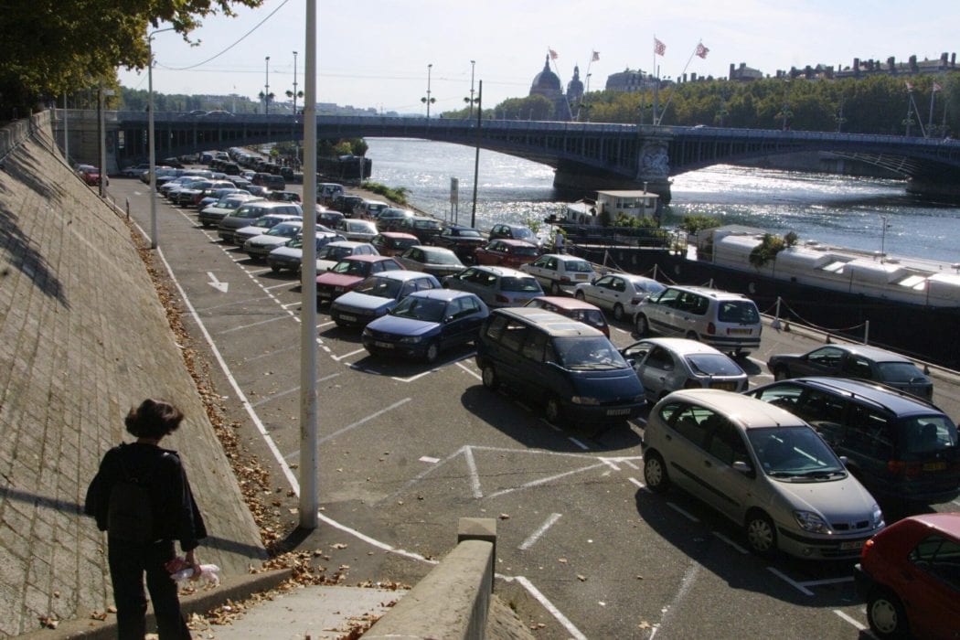 Les bas-ports du Rhône au niveau du quai Général Sarrail en 2002. © Photo CC, "Bas-ports de la rive gauche du Rhône", Marcos Quinones, 1er octobre 2002, collections BML