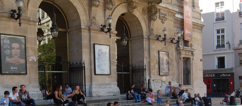 « Prouve-le » : un spectacle anti-complotisme, au théâtre des Célestins