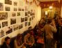 A l'intérieur du bar, l'histoire du mouvement "Alternatiba" est racontée à travers des photos accrochées aux murs.