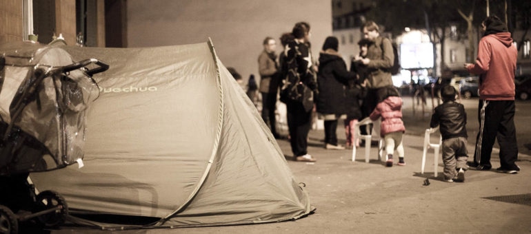 WiFi, Doodle et repas chauds, la solidarité s’organise autour de familles SDF à Lyon Guillotière