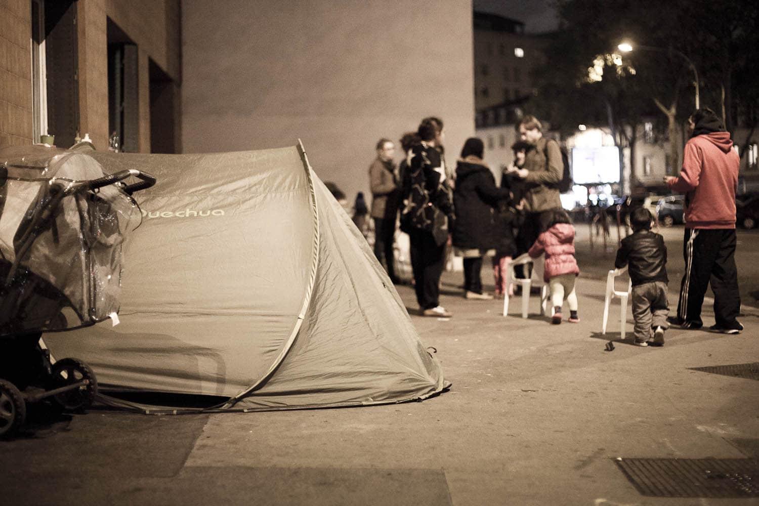 WiFi, Doodle et repas chauds, la solidarité s’organise autour de familles SDF à Lyon Guillotière