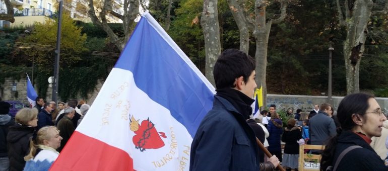 Malgré l’interdiction du préfet, les cathos traditionalistes ont manifesté