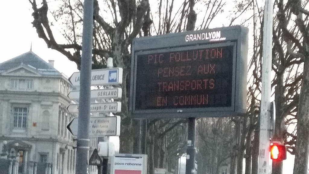 Panneau d'information du Grand Lyon, angle quai Claude Bernard / pont de l'université.