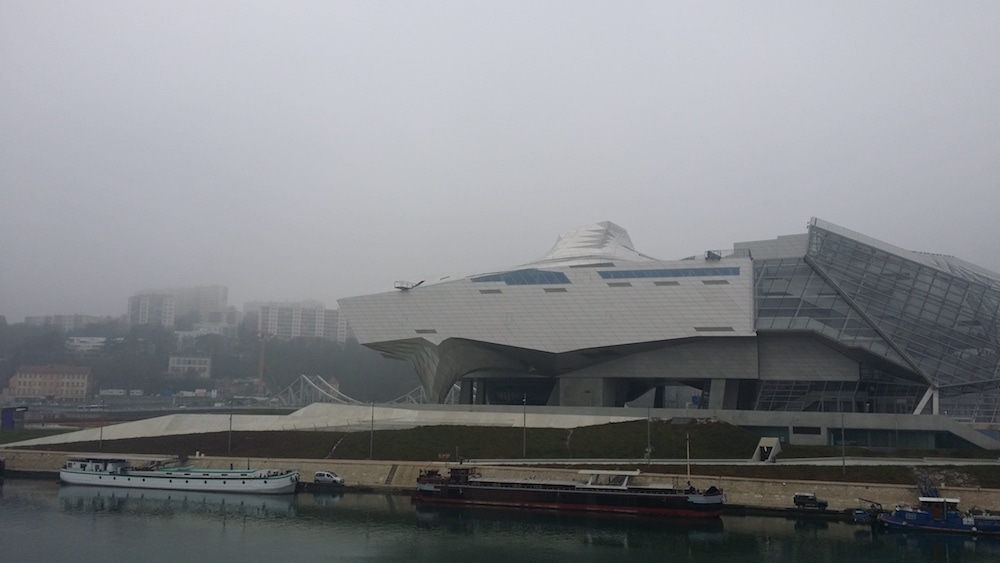 Le Musée des Confluences dans la brume, mercredi 7 décembre. ©LB/Rue89Lyon