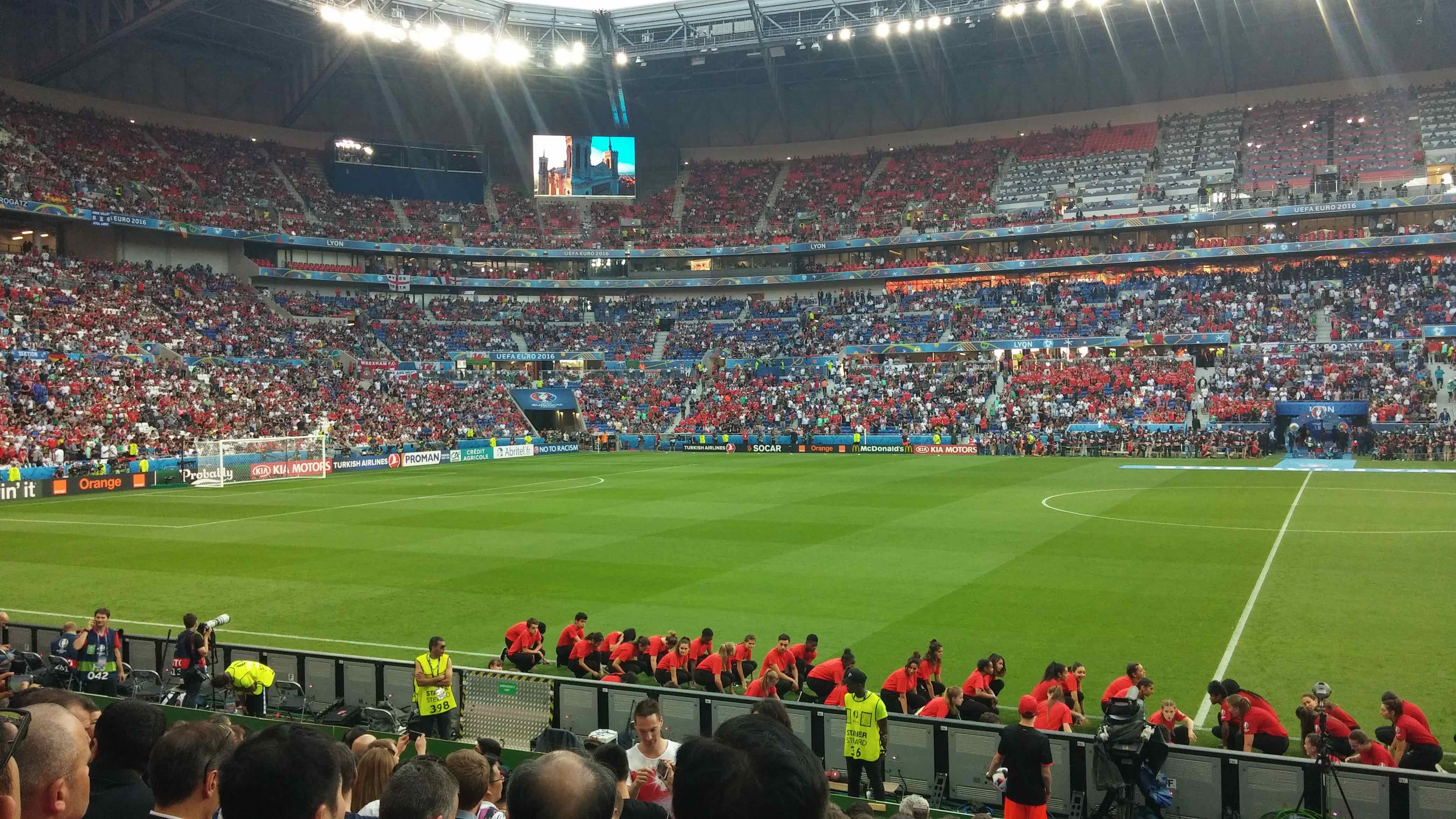 La pelouse et l'intérieur du Parc OL lors de la demi-finale de l'Euro 2016 mercredi 6 juillet 2016 entre le Pays-de-Galles et le Portugal. Photo BE/Rue89Lyon