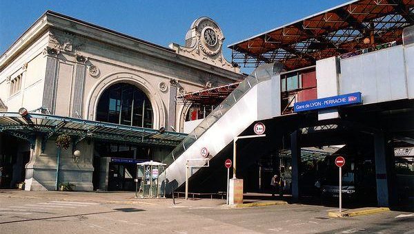 Pourquoi les trains partent-ils en retard de la gare de Lyon Perrache ?