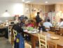 Dans la salle, pas de séparation avec la cuisine, pas de service, on peut aller chercher un couvert ou une assiette, comme à la maison. Photo BE/Rue89Lyon