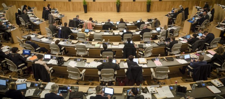 Élections départementales et régionales, une usine à cumul des mandats ?
