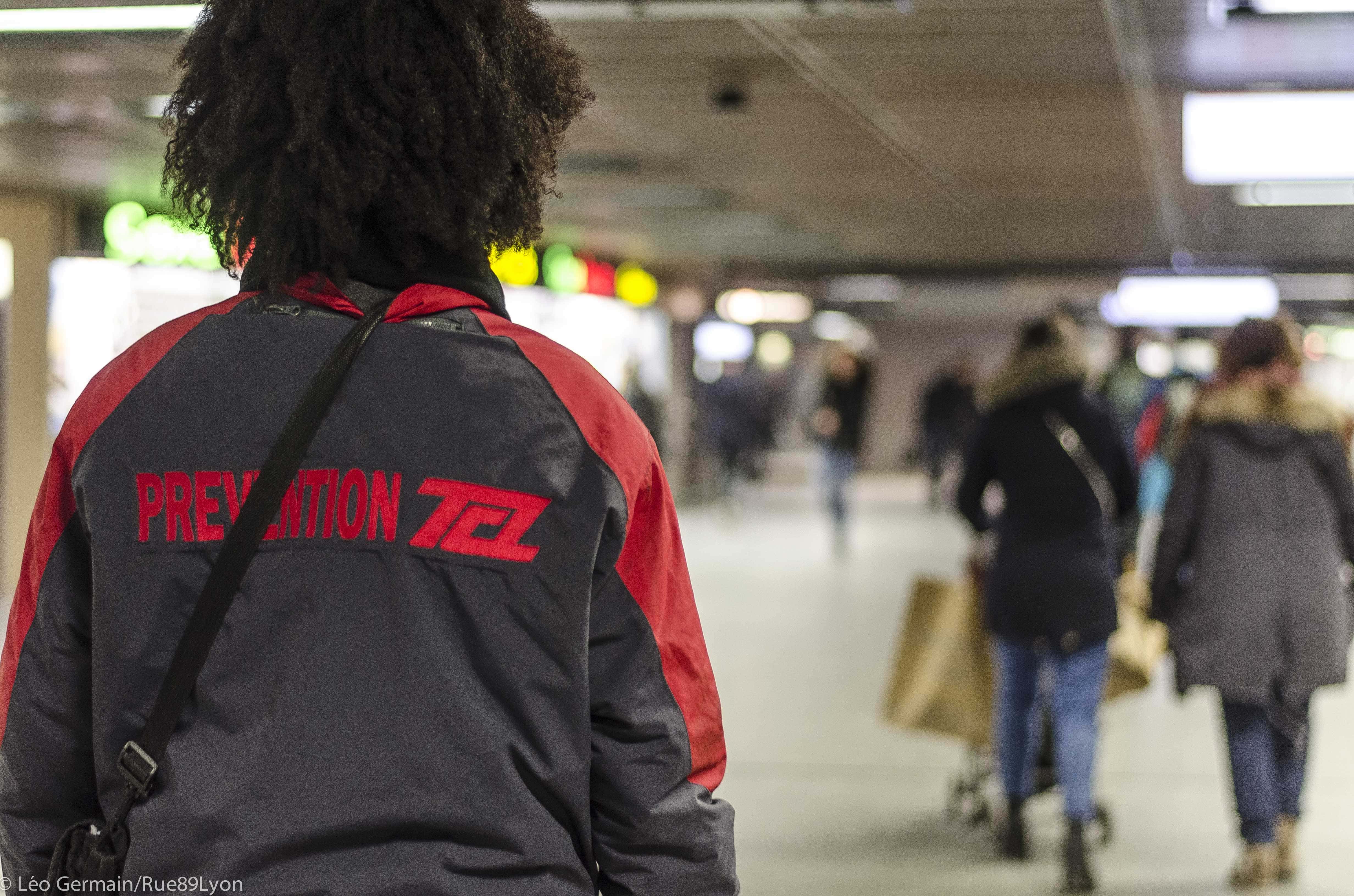 Ils facilitent le flux des passagers aux heures de pointe et nous renseignent. Ce sont nos Amis TCL. Photo d'illustration - janvier 2017 ©Léo Germain/Rue89Lyon