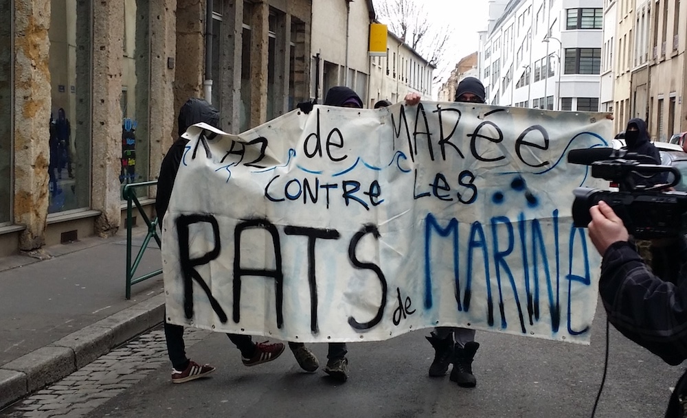 La manif sauvage a sillonné rapidement les rues de la Guillotière à Lyon. ©LB/Rue89Lyon