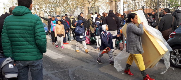 Expulsées de leur campement, des familles albanaises occupent la mairie du 3ème