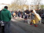 Après avoir été évacuées du square, les familles albanaises sont restées de longues heures devant les grilles. ©LB/Rue89Lyon