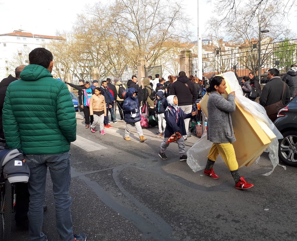 Après avoir été évacuées du square, les familles albanaises sont restées de longues heures devant les grilles. ©LB/Rue89Lyon