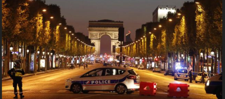 Lyon rend hommage au policier tué sur les Champs-Elysées : dépôt de gerbe mais pas de discours