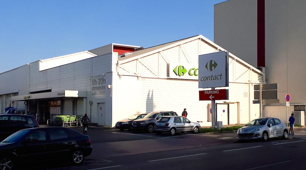 Le magasin Carrefour Contact de l'avenue Pressensé à Vénissieux où une caméra cachée a été découverte en 2016. ©LB/Rue89Lyon