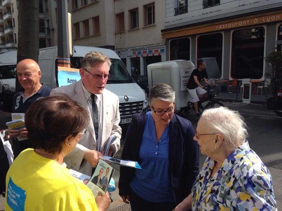 Anne Brugnera, candidate pour la République en marche !, au marché du 6ème le 23/05/2017 pour la campagne des législatives ©HH/Rue89Lyon