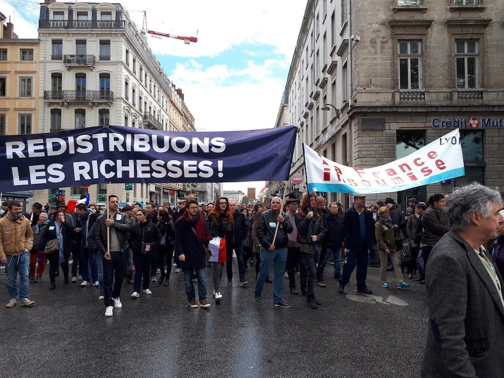 Plusieurs centaines d'adhérents de la France insoumise ont participé au cortège du 1er mai, pendant l'entre deux tours à Lyon. ©LB/Rue89Lyon