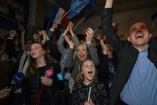 Caroline Collomb et ses filles apprennent la victoire d'Emmanuel Macron le 7 mai 2017. Au QG d'En Marche ! à Lyon. ©Eric Soudan