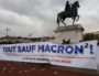 La banderole dépliée "Tout sauf Macron" dépliée mardi 2 mai à Lyon. ©LB/Rue89Lyon