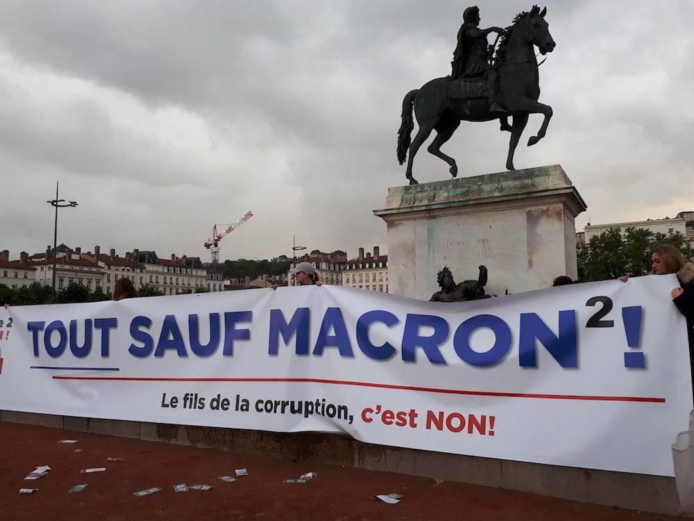 La banderole dépliée "Tout sauf Macron" dépliée mardi 2 mai à Lyon. ©LB/Rue89Lyon