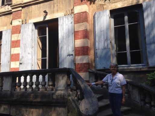 Elizabeth Juvet devant la villa Monoyer dans le 3ème arrondissement