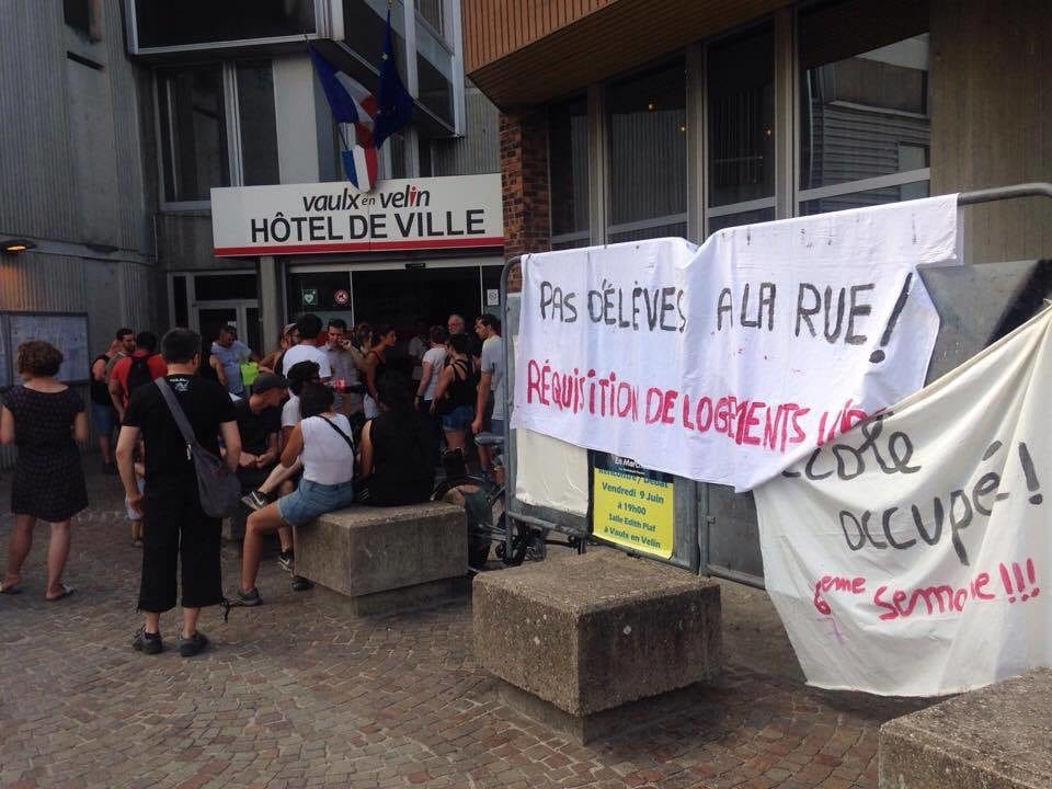Marche pour les familles sans logement organisée par le collectif "Jamais sans toit" jeudi 15 juin à Vaulx-en-Velin. ©HH/Rue89Lyon