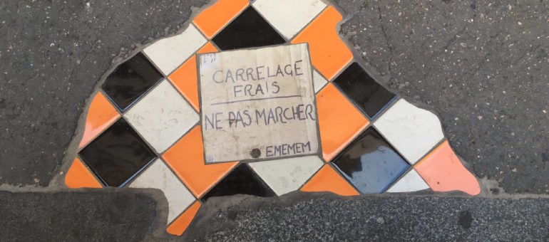 C’est bien beau d’être artiste #30 : Ememem, carreleur lyonnais qui rend le trottoir poétique