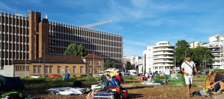 « À Calais comme à Lyon, Gérard Collomb chasse les migrants »