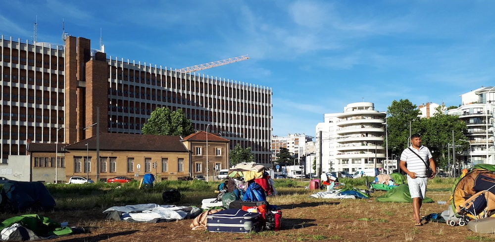 Les affaires des familles albanaises qui montent tous les soirs une vingtaine de tentes sur la friche en face des archives départementales du Rhône. ©DR