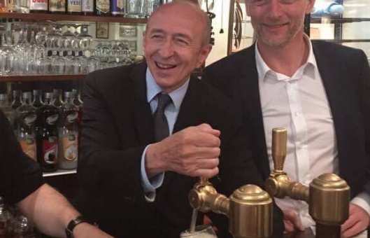 Le ministre de l’Intérieur devant une tireuse à bière ou Gérard Collomb en campagne hyperactive