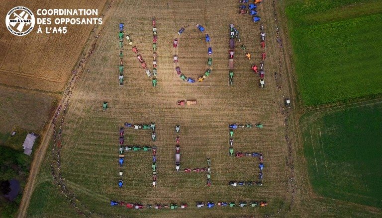 120 tracteurs écrivant "Non A 45"