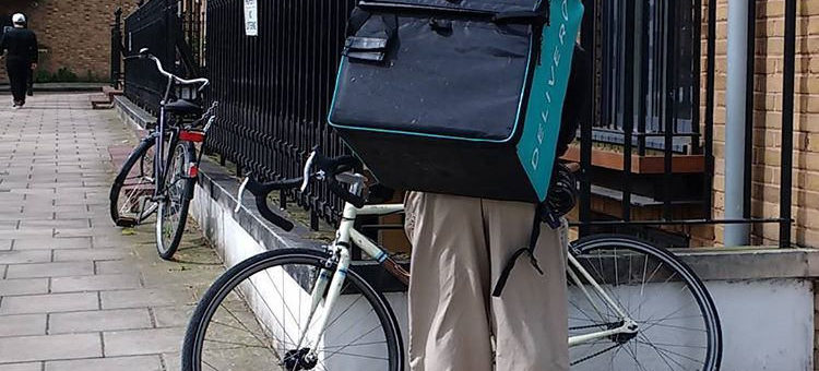 Témoignages de livreurs : Uber Eats et Deliveroo « nous poussent à accepter toutes les commandes »