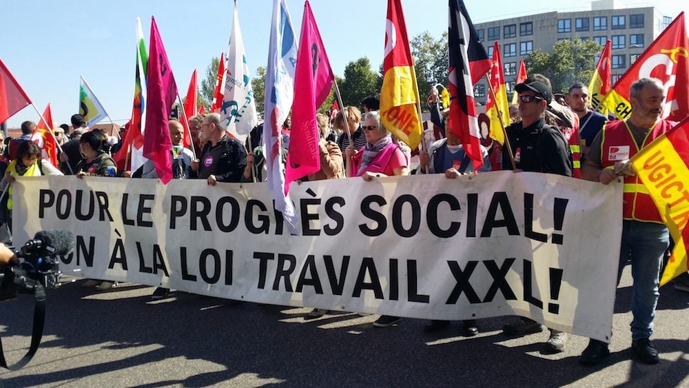 La banderole de tête de la manif lyonnaise du 21 septembre. Elle a pu se rendre sans encombre jusqu'à la place Bellecour. ©LB/Rue89Lyon