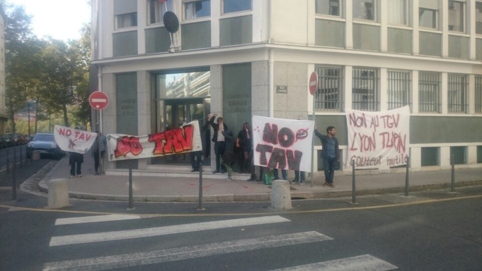 Banderoles accrochées et tenues devant le consulat d'Italie à Lyon, en marge du 34e sommet franco-italien à Lyon. ©DR