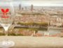 Le verre du salon des vins Rue89Lyon surplombant Lyon depuis la colline de Fourvière. Photo BE/Rue89Lyon