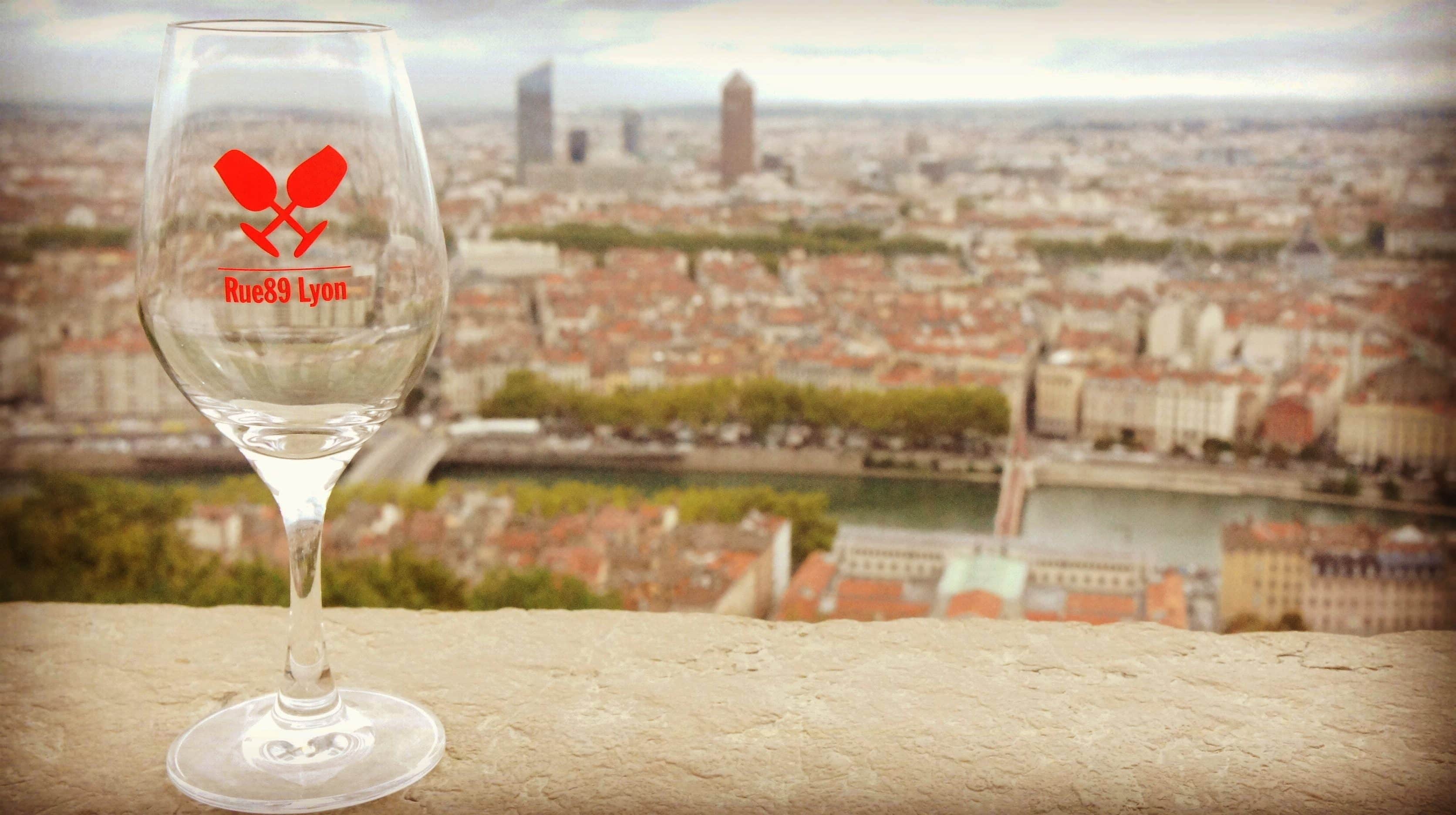 Le verre du salon des vins Rue89Lyon surplombant Lyon depuis la colline de Fourvière. Photo BE/Rue89Lyon