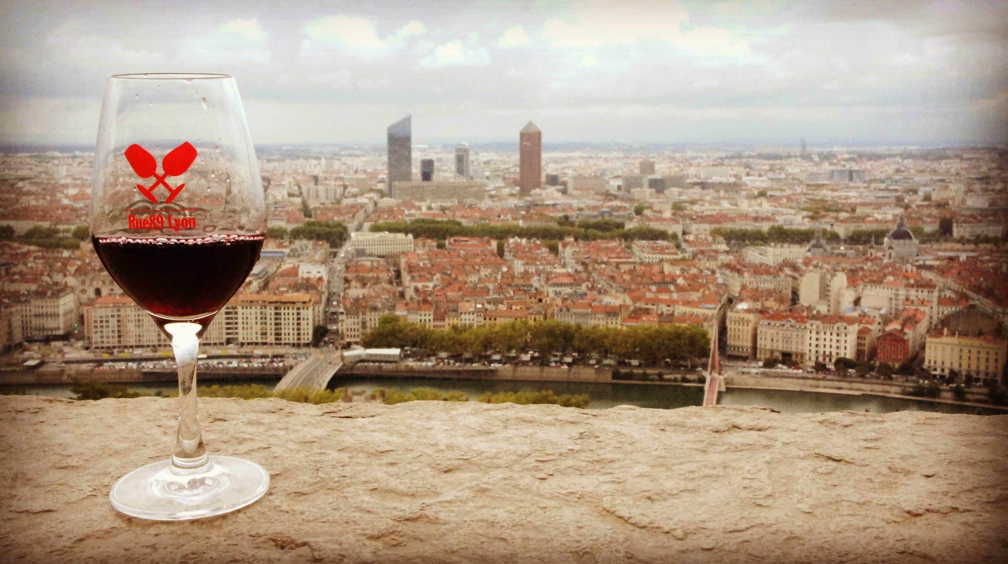 Le verre du salon des vins Rue89Lyon surplombant Lyon depuis la colline de Fourvière. Photo BE/Rue89Lyon